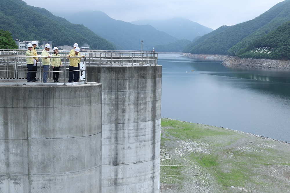 수자원공사, 집중호우와 폭염에 대비해 한강 유역 수문장인 소양강댐 현장점검 이미지[2]