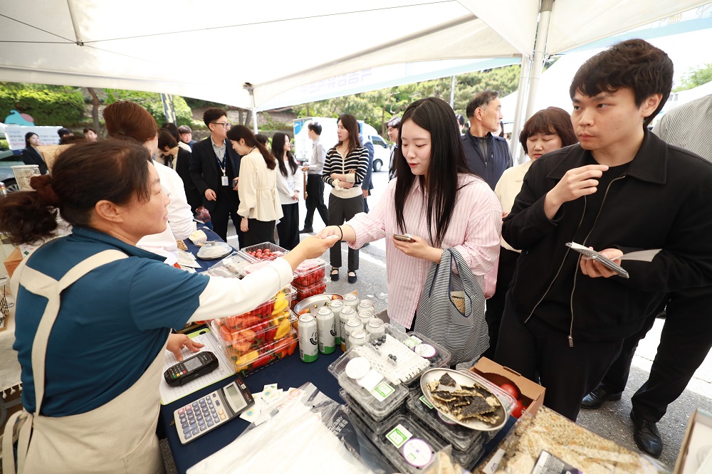한국수자원공사, 가정의 달 맞아 댐주변지역 농가와 함께하는 상생 장터 개최 이미지[5]