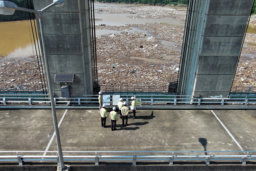 집중호우가 만든 3만 3천㎥ 댐 부유물 1차 방어… 신속 수거에 총력 이미지[2]