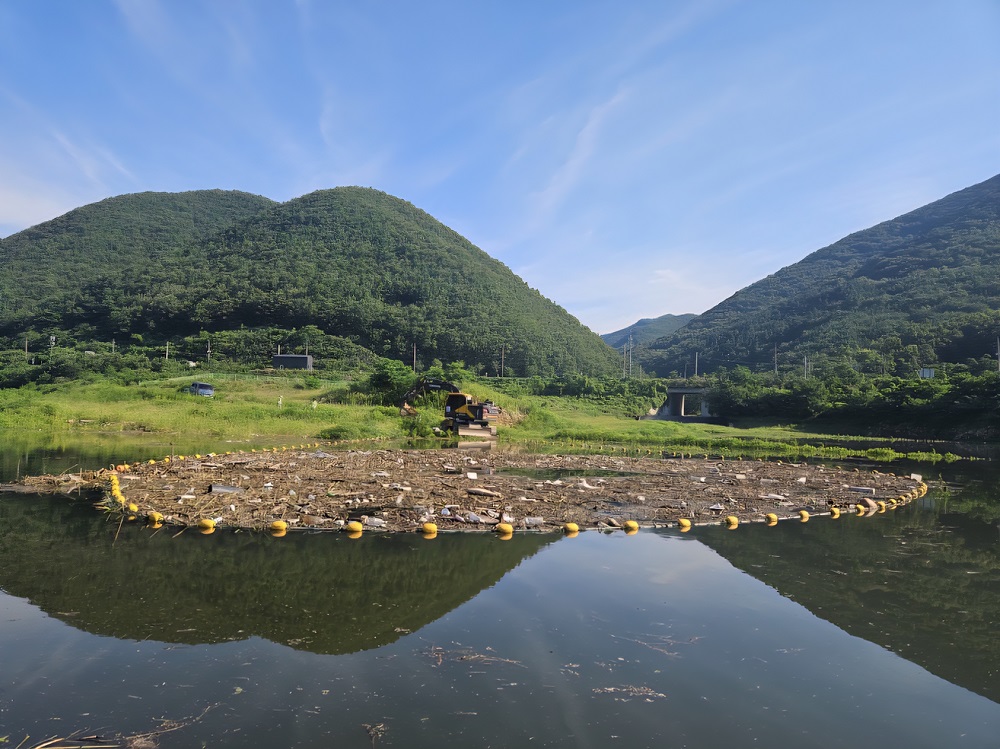 집중호우가 만든 3만 3천㎥ 댐 부유물 1차 방어… 신속 수거에 총력 이미지[1]
