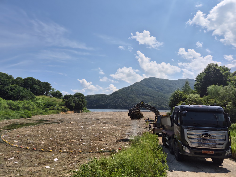 집중호우가 만든 3만 3천㎥ 댐 부유물 1차 방어… 신속 수거에 총력 이미지[3]
